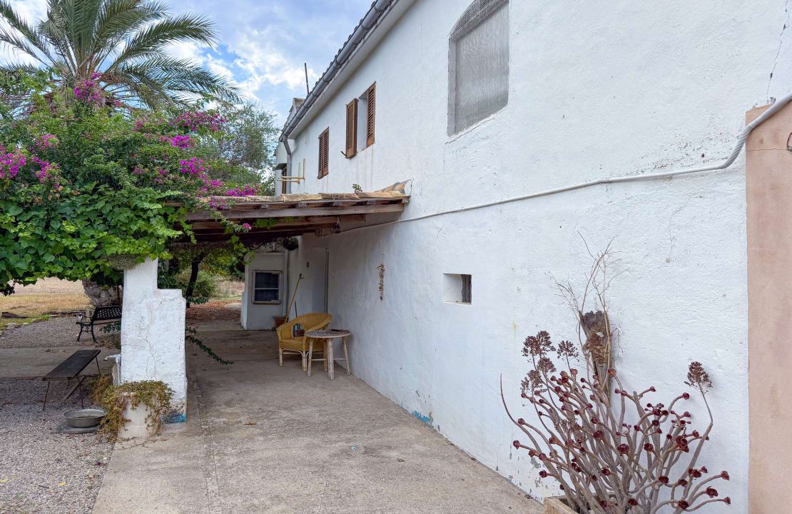 Country house with holiday rental license in Puerto Pollensa Mallorca with project to build a new house with pool